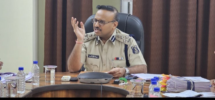 पुलिस महानिरीक्षक, दुर्ग रेंज द्वारा दोषमुक्ति के संबंध में आयोजित की गई समीक्षा बैठक