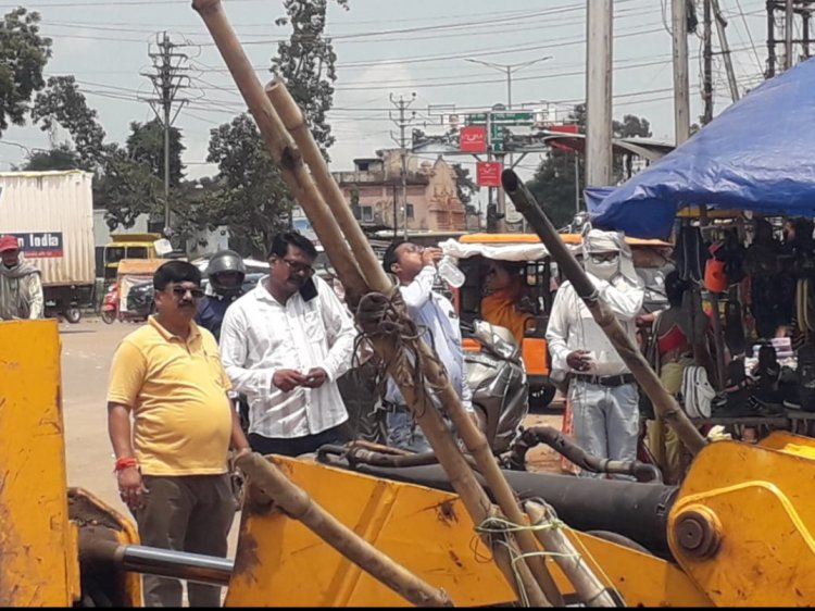 मिनी माता चौक पुलगांव, फुटपाथ पर कब्जा कर दुकान लगाने वालों को निगम ने हटाया