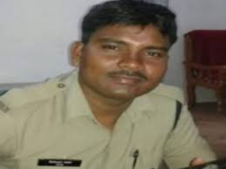 छत्तीसगढ़ के दुर्ग में गौ तस्करी के मामले में पुलिस ने अपने ही एक आरक्षक को गिरफ्तार किया