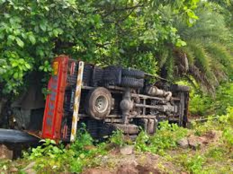 छत्तीसगढ़ के बस्तर और दंतेवाड़ा जिले की सीमा पर बास्तानार घाट पर CRPF जवानों से भरा एक ट्रक पलट गया