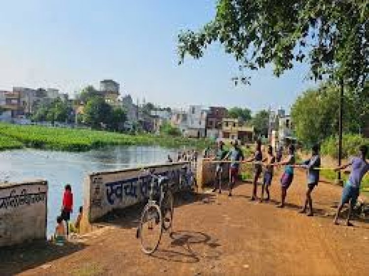 कुरुद ढांचा भवन में शिव शक्तिधाम मंदिर के बगल से स्थित कुरुद तालाब  की सफाई युद्ध स्तर पर हो रही