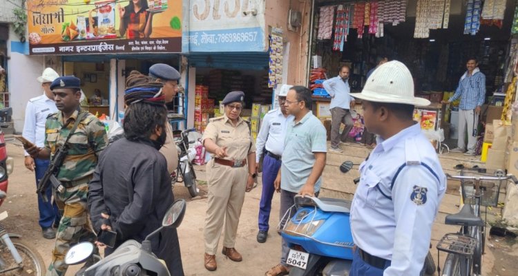 त्योहार सीजन को देखते हुए व्यापारियों को अपने दुकान के बाहर सामान न रखने तथा वाहन को पार्किग में रखने समझाईस दी गई