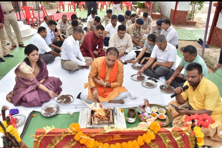 विजयदशमी के अवसर पर पुलिस लाईन दुर्ग में पुलिस अधीक्षक, दुर्ग जितेन्द्र शुक्ला द्वारा शस्त्रों की विधि-विधान से  पूजा अर्चना कर सुख-शांति की कामना की गई