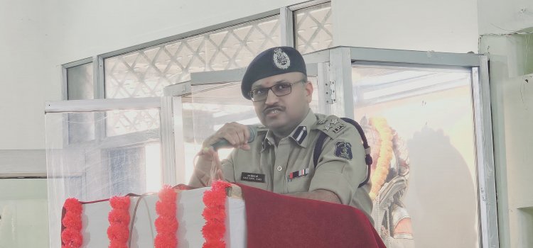 पुलिस महानिरीक्षक  राम गोपाल गर्ग ने कल्याण स्नातकोत्तर महाविद्यालय में छात्रों को साइबर अपराध से बचने के महत्वपूर्ण टिप्स दिए और डिजिटल सुरक्षा के प्रति जागरूक किया