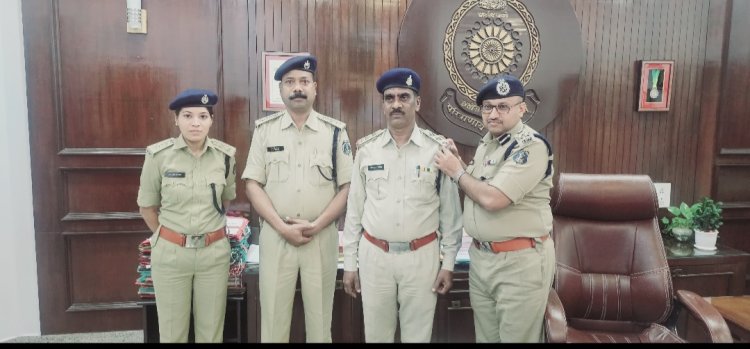 पुलिस महानिरीक्षक दुर्ग रेंज श्री राम गोपाल गर्ग ने उप निरीक्षक (अ) को स्टार लगाकर निरीक्षक (अ) के पद पर किया पदोन्नत