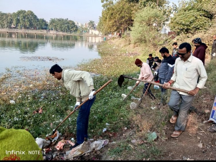 पटरी पार शक्ति नगर तालाब सफाई के लिए कमिश्नर और पार्षद ने बढ़ाया हाथ, स्थानीय लोगो के साथ साफ - सफाई कर दिया स्वच्छता का संदेश