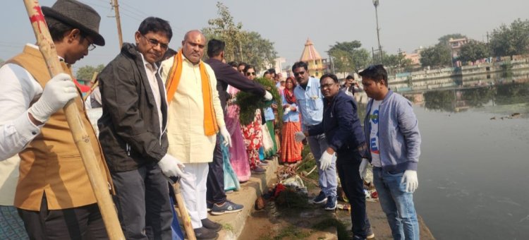 छत्तीसगढ़ शासन के गौरवपूर्ण 1 वर्ष पूर्ण होने के उपलक्ष्य में नगर पालिका निगम रिसाली द्वारा आयोजित स्वच्छता अभियान एवं जन जागरूकता कार्यक्रम में दुर्ग ग्रामीण विधायक ललित चंद्राकर सम्मिलित हुए