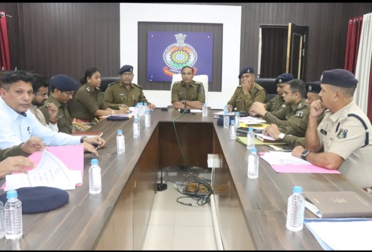 पुलिस अधीक्षक दुर्ग ने मीटिंग लेकर  थाना प्रभारियों को भीड़ वाली जगहों में शाम को पेट्रोलिंग बढ़ाने,नववर्ष से पहले गुंडे तत्वों पर कार्यवाही के दिए निर्देश