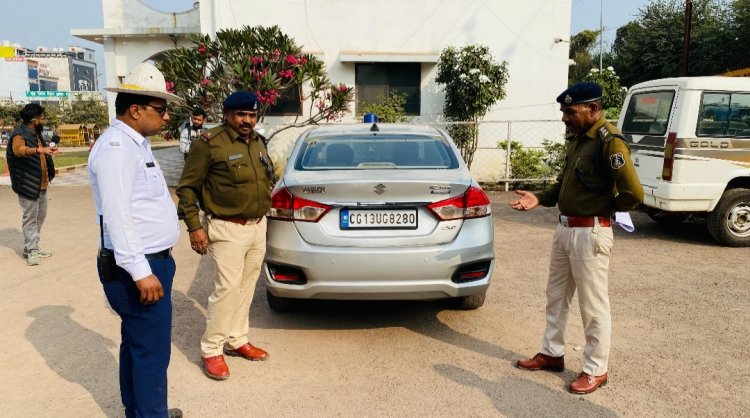 प्राईवेट वाहन में पुलिस का नेम प्लेट, सायरन, ब्लेक फिल्म एवं मोनो लाईट लगाकर उपयोग करते कार को किया गया जप्त