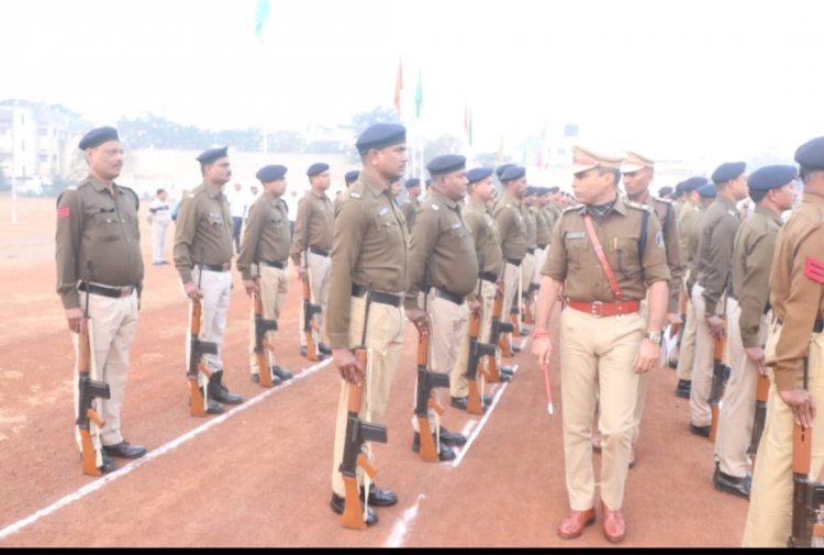 दुर्ग पुलिस अधीक्षक जितेन्द्र शुक्ला द्वारा रक्षित केन्द्र में आयोजित जनरल परेड की सलामी लेकर रक्षित केन्द्र के शाखाओं का किया गया निरीक्षण