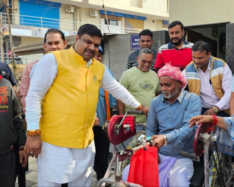 विधायक गजेन्द्र यादव की पहल दिव्यांग संतोष को मिला ट्राईसाईकिल