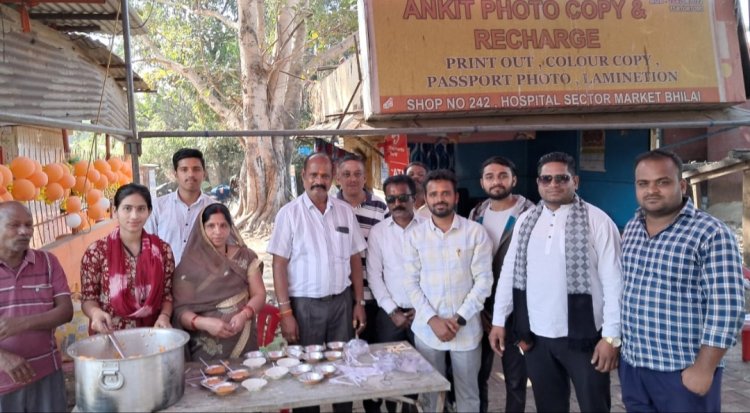 अयोध्या मे श्री राम जी के प्राण प्रतिष्ठा की पहली वर्षगांठ को  हॉस्पिटल सेक्टर मार्किट के सामने  राष्ट्रीय मानव अधिकार के पद अधिकारियों ने हनुमान मंदिर मे बड़े धूमधाम से मनाया