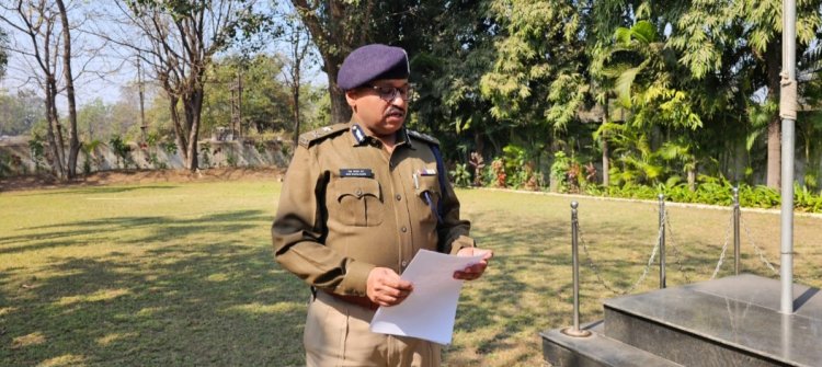 पुलिस महानिरीक्षक दुर्ग रेंज रामगोपाल गर्ग द्वारा कार्यालय के सभी अधिकारियों एवं कर्मचारियों को राष्ट्रीय मतदाता दिवस के अवसर पर मतदाता शपथ दिलाई गई