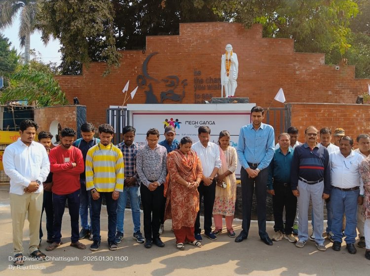 शहीदों को दी गई श्रद्धांजली,गांधी जी की  प्रतिमा समीप निगम कमिश्नर व अधिकारी/कर्मचारियो ने 2 मिनट का मौन रखा 