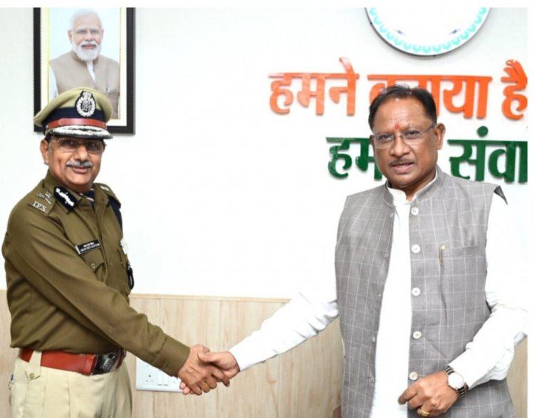 मुख्यमंत्री साय से नवनियुक्त पुलिस महानिदेशक अरुण देव गौतम ने की सौजन्य भेंट