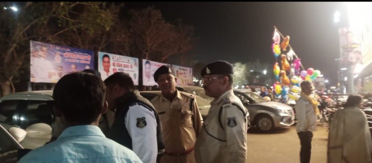 दुर्ग यातायात पुलिस द्वारा सिविक सेन्टर भिलाई एवं सूर्यामॉल क्षेत्र में नो पार्किग में खडी वाहनो में लॉक लगाया गया