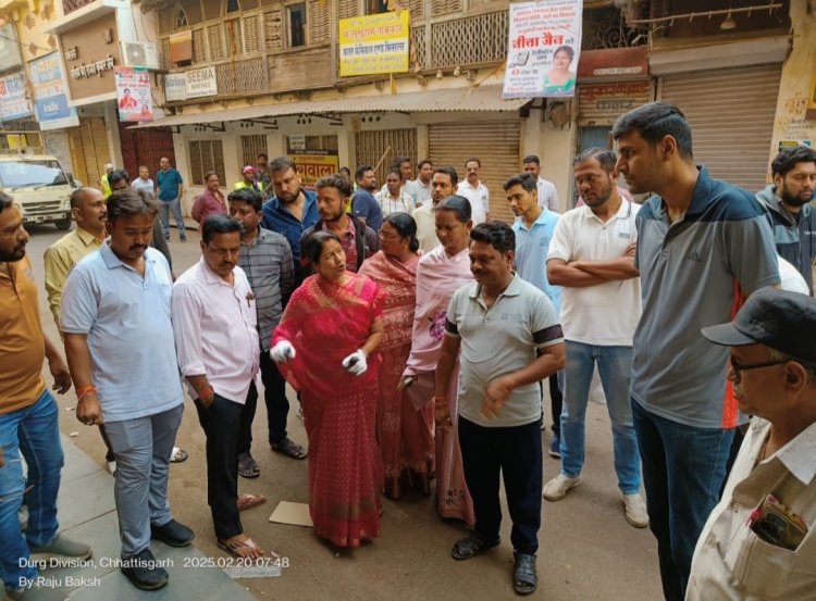 महापौर ने इंदिरा  मार्केट क्षेत्र में तीन घंटे घूमकर देखी सफाई सहित अन्य व्यवस्था,लोगो से रूबरू होकर जाना उनकी समस्या