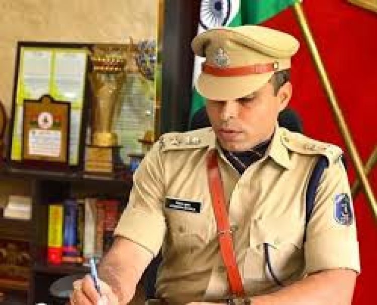 दुर्ग पुलिस अधीक्षक जितेन्द्र शुक्ला ने लापरवाह पुलिस कर्मियों पर कार्रवाई करते हुए एसीसीयू के प्रधान आरक्षक  जामुल थाने में पदस्थ एक आरक्षक को सस्पेंड किया