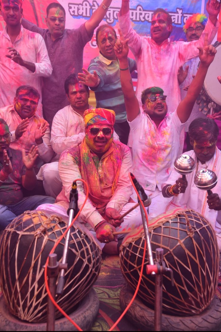 विधायक गजेन्द्र यादव संग नगाड़े की थाप पर थिरके शहरवासी,विधायक निवास में होली मिलन सम्पन्न