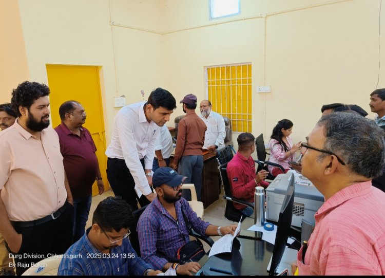 मार्च के महीने में अंतिम 7 दिन, निगम टैक्स काउंटर में कर दाताओं की उमड़ी भीड़,आयुक्त ने किया काउंटर का निरीक्षण