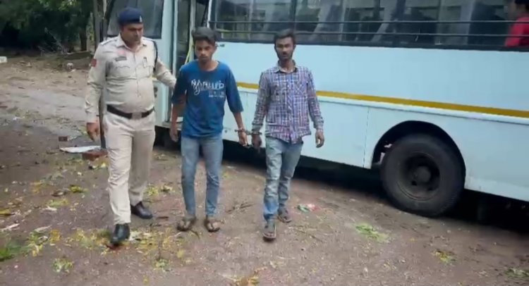 घर में डीजल डालकर आग लगाने का किया गया प्रयास,चाकु लहराकर लोगों को किया गया आतंकित,पुलिस की त्वरीत कार्यवाही में दो आरोपी व आठ अपचारी बालकों को किया गया गिरफ्तार