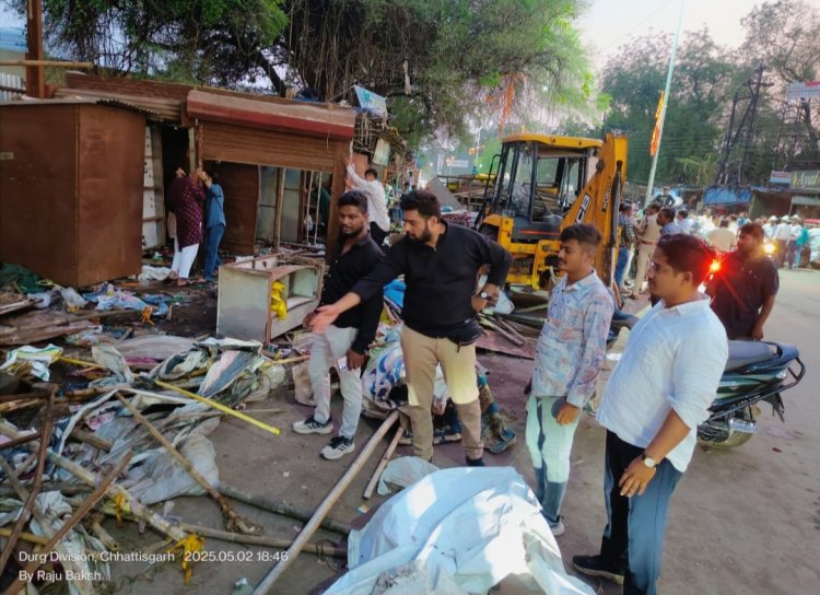 इंदिरा मार्केट से अतिक्रमण हटाने पहुंची टीम का विरोध के बाद भी सख्ती से हटवाया कब्जा,कब्जाधारी स्वयं दुकान का सामान निकल रहे है: