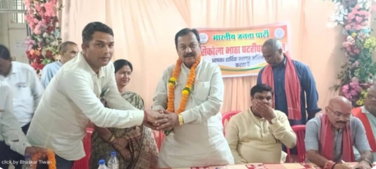 सिकोला पटरीपार मंडल में एक दिवसीय सघन बैठक एवं दौरा कार्यक्रम का आयोजन किया गया, दुर्ग सासंद,विधायक, जिलाध्यक्ष सहित दुर्ग के कई वरिष्ठ नेता हुए शामिल
