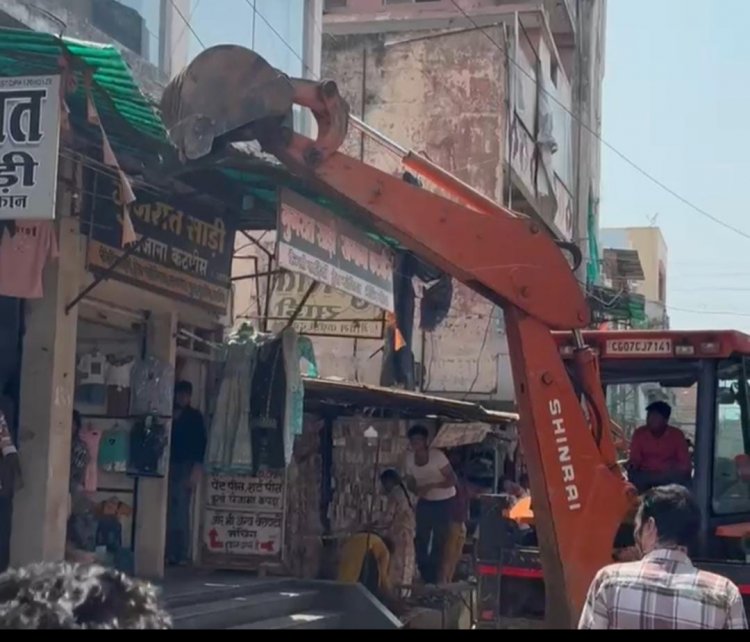 हटरी बाजार दुकान के ऊपर टीन सेट पर चला निगम का बुलडोजर, 30 से ज्यादा अतिक्रमण हटाया