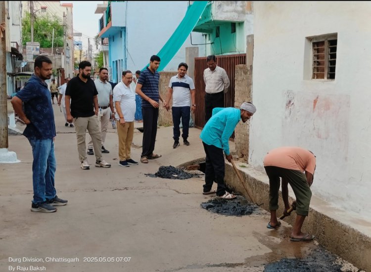 दुर्ग निगम आयुक्त ने अधिकारियों के साथ सुबह वार्ड 41,42 का भ्रमण करके शहर की साफ सफाई व्यवस्था की जानकारी ली