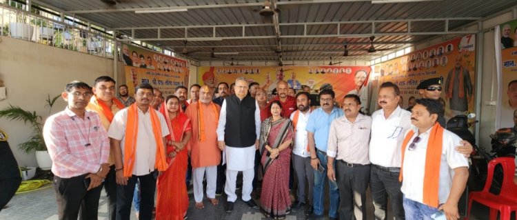 विधान सभा अध्यक्ष डॉ रमन सिंह ने स्वर्गीय पूर्णिमा चंद्राकर को निवास पहुंचकर श्रद्धांजलि अर्पित कि