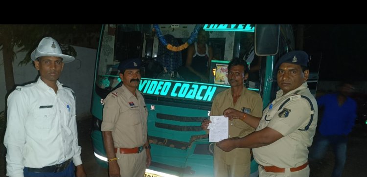 "ऑपरेशन-सुरक्षा" अभियान के तहत यातायात पुलिस दुर्ग द्वारा बराती बस को किया गया जप्त,*बस का ड्रायवर भारी मात्रा में 431 एमजी शराब का सेवन कर वाहन चलाते पाया गया