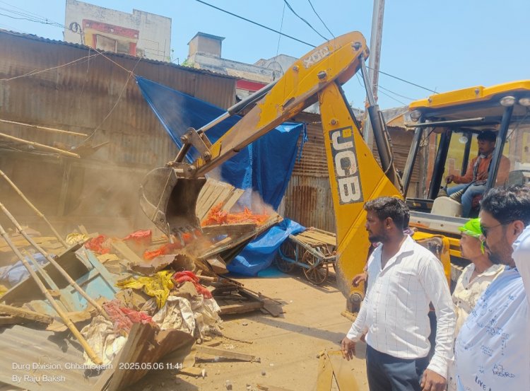 Bulldozer Action:पाँचवा दिन भी अतिक्रमण पर चला बुलडोजर,ध्वस्त किए गए दर्जनों से ज्यादा अतिक्रमण, कुछ व्यापारियों ने खुद ही हटाया सामान उठाने लगें