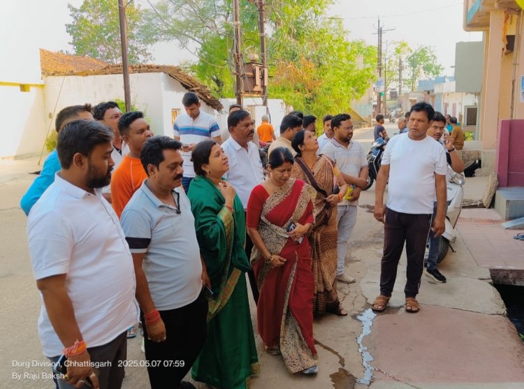 महापौर की चेतावनी; 24 घंटे में नाली से स्लैब एवं सीढ़िया नहीं हटा तो उसे बुलडोजर से तोड़ कर हटाया जाएगा