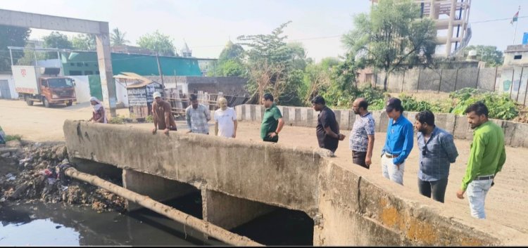 खुर्सीपार में चल रहे सिवरेज लाईन संधारण का औचक निरीक्षण करने पहुंचे आयुक्त