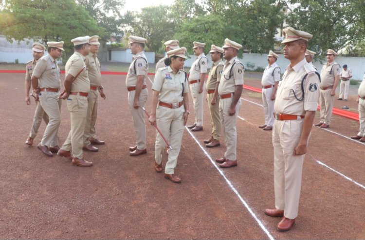 श्रीमती पद्मश्री तवंर, अतिरिक्त पुलिस अधीक्षक(आईयूसीएडब्ल्यू) जिला-दुर्ग द्वारा रक्षित केन्द्र, दुर्ग में आयोजित जनरल परेड की ली सलामी