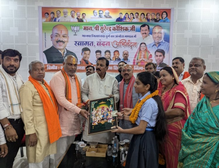 सांसद विजय बघेल व दुर्ग ग्रामीण विधायक ललित चंद्राकर ने दसवी बोर्ड परीक्षा में प्रवीण्य सूची में 06 रैंक हासिल करने वाले कु.वैष्णवी देवांगन का किया सम्मान
