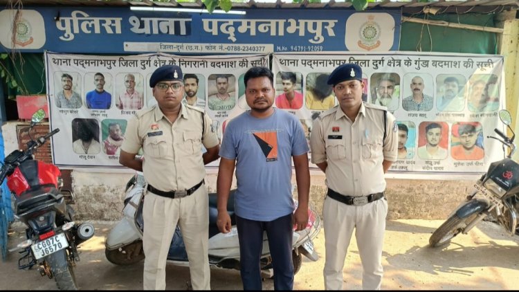 जेल के अंदर डरा धमका कर रकम वसूली का मामला,जेल प्रशासन के सहयोग से जेल प्रहरी को किया गया गिरफ्तार, पूर्व में 05 आरोपियों को किया गया है, गिरफ्तार
