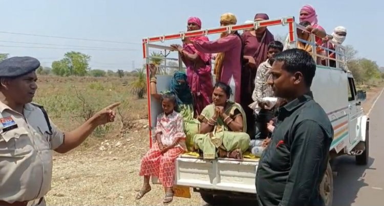"ऑपरेशन सुरक्षा"अभियान के तहत यातायात पुलिस दुर्ग द्वारा माल वाहक वाहनों में सवारी बैठाकर परिवहन करने वाले के विरूद्ध की जा रही हैँ कार्यवाही