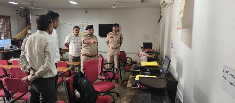 साइबर अपराधों की रोकथाम को लेकर आईजी दुर्ग रेंज रामगोपाल गर्ग द्वारा साइबर थाना एवं सी.सी.टी.एन.एस. का औचक निरीक्षण