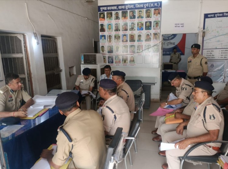 वरिष्ठ पुलिस अधीक्षक दुर्ग विजय अग्रवाल व्दारा थाना सुपेला के विवेचकों की ली गई समीक्षा बैठक