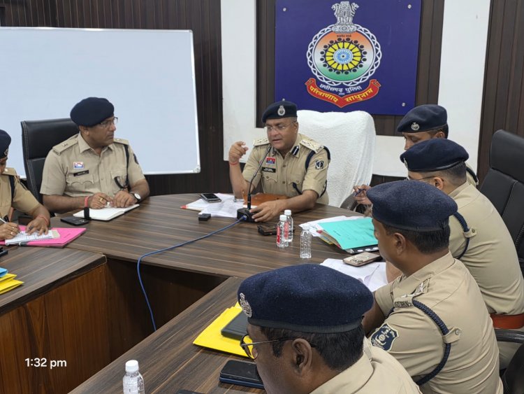 वरिष्ठ पुलिस अधीक्षक द्वारा लिया गया क्राईम मीटिंग,अच्छे कार्य करने वाले थाना प्रभारी एवं विवेचको को किया गया पुरस्कृत