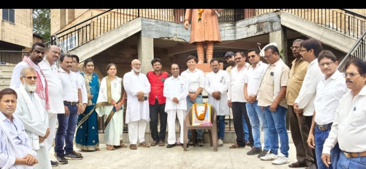 पंडित जवाहर लाल नेहरू जी की 61 वी पुण्यतिथि पर कांग्रेस जनों ने श्रद्धांजलि सभा कर भारत के विकास में उनके योगदान को याद किया
