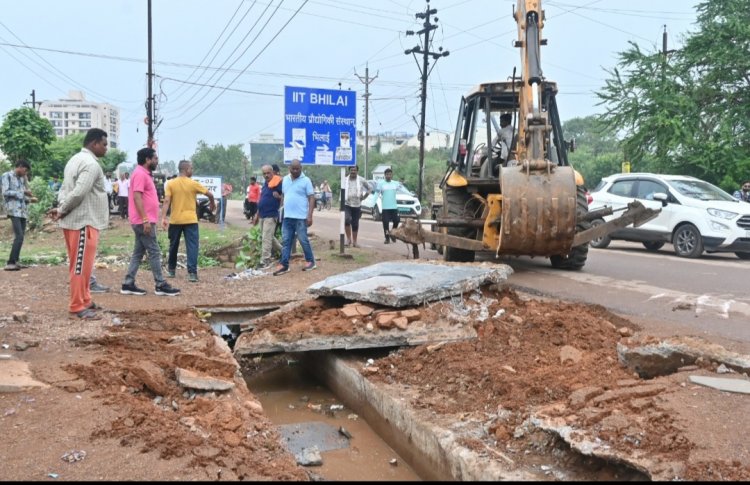 भिलाई नगर निगम की नालियों के ऊपर से अवैध कब्जा हटाए हटाने की कार्रवाई जारी