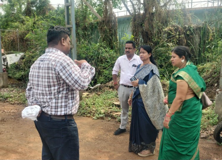 फिल्टर प्लांट में चल रहे विद्युत मेंटेनेंस कार्य व 24 एमएलडी में मोटर पम्प संधारण का कार्य का औचक निरीक्षण करने पहुंची, महापौर अलका बाघमार जल गृह प्रभारी लीना देवांगन भी रही मौजूद