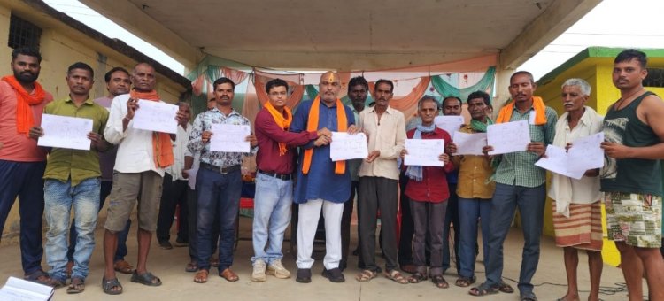 दुर्ग ग्रामीण विधायक ललित चंद्राकर ने स्वामित्व अधिकार अभिलेख योजना अन्तर्गत 244 लोगो को आबादी पट्टा वितरण किया