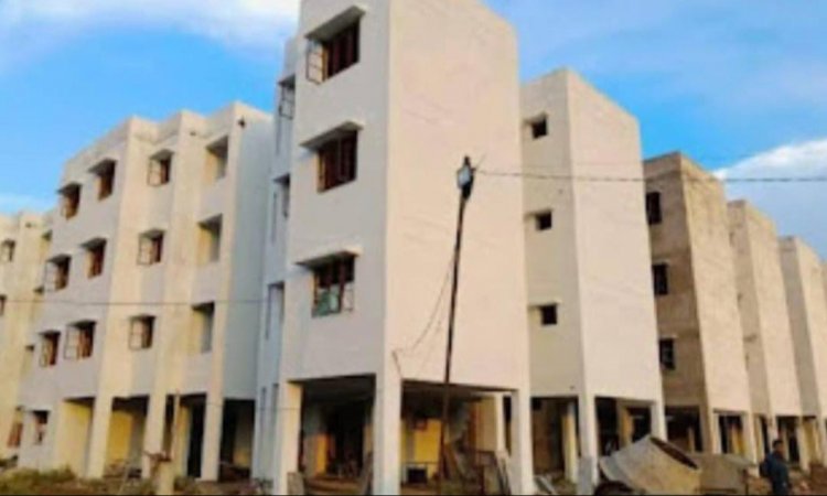 प्रधानमंत्री आवास के पात्र 170 हितग्राहियो की सूची डाटा सेंटर में प्रधानमंत्री आवास योजना के कार्यालय में किया गया चस्पा