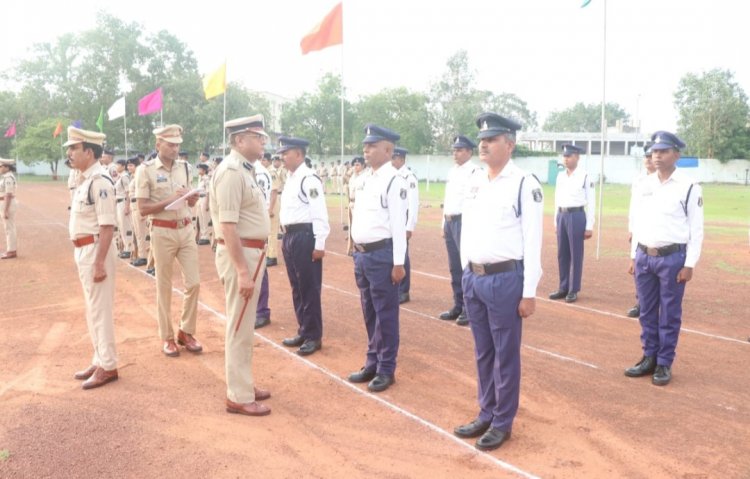 विजय अग्रवाल वरिष्ठ पुलिस अधीक्षक जिला दुर्ग द्वारा रक्षित केंद्र दुर्ग में आयोजित जनरल परेड की सलामी लिया गया