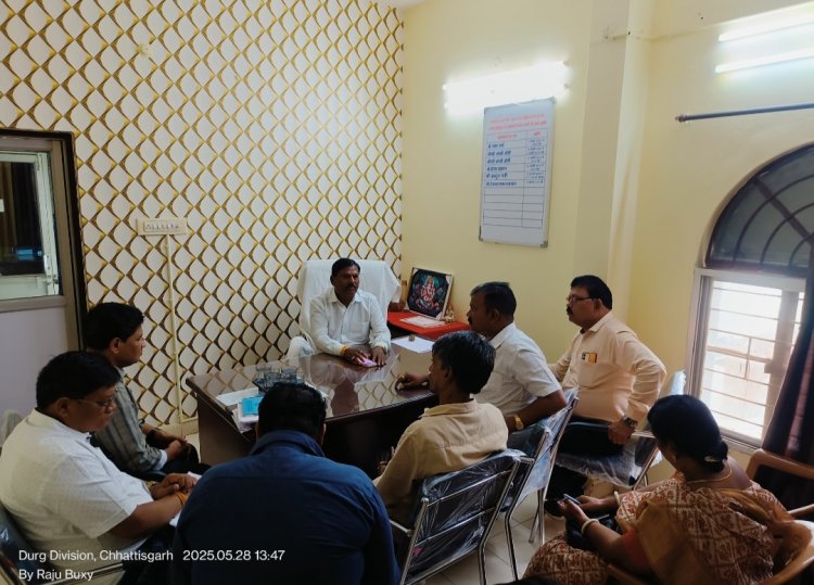 लोक कर्म प्रभारी देवनारायण चन्द्राकर द्वारा में समिति सदस्यों,एवं अधिकारियों के साथ की बैठक