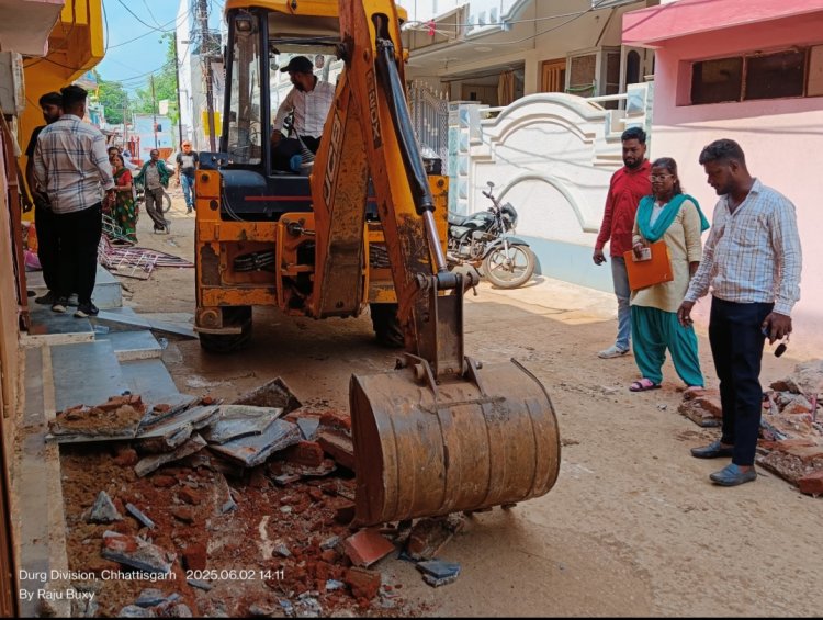 केलाबाड़ी में अभियान चलाकर घर के बाहर 21 लोगों के सीढ़ियों पे अतिक्रमण पर जेसीबी से तोड़कर हटाया गया