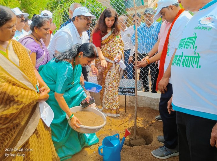 राष्ट्रीय उपाध्यक्ष व राष्ट्रीय पर्यावरण प्रभारी सरोज पांडेय,विधायक गजेंद्र यादव व मेयर अलका बाघमार ने प्रगति नगर बोरसी मैदान में वृक्षा-रोपण कर पर्यावरण की शुरुवात
